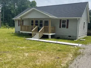 Charming 3-bedroom house in Ruther Glen with WiFi and AC