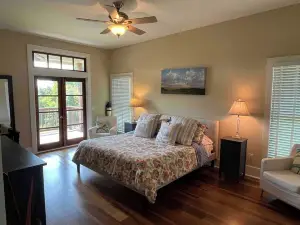 Relaxing & spacious waterfront home on Barkley Lake with 5 Bedrooms and 4 Baths