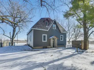 Charming Eagle Grove Farmhouse w/ Patio!