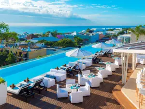 The Fives Downtown Hotel & Residences, Curio Collection by Hilton