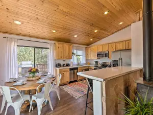 Chic Show Low Escape w/ Fire Pit < 1 Mi to Hiking!