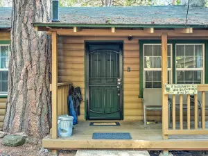 Peaceful 'Little Doll House' Cabin w/ Grill!