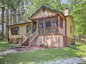 กระท่อมสไตล์ภูเขาสนใน Pine Mountain พร้อมระเบียงที่มีมุ้งมิ้งและสนามหญ้า!