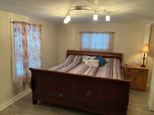 Beautiful Parkside 5 Bedroom Cottage in Midland, Fenced Front Yard, Access Ramp