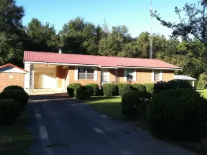 Great Creek Location for fishermen, travelers, hunters, and families!