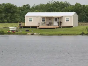 Luxury Wolf Lodge - 2 bedroom - Lakefront.