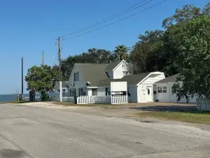 Amazing Sunsets!  6 Person Hot Tub & Private 270’ Lighted Fishing Pier!