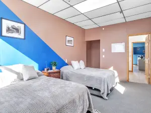 Foothills Lodge