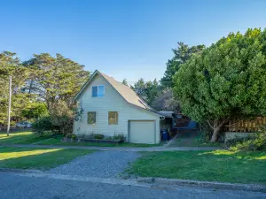 Vintage coastal cottage w/ free WiFi & incredible in-town location, dogs OK