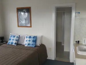 Redwood Lodge Motel