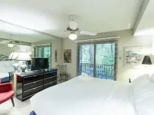 Forest View Two Bedroom, Two Bath Condo on Lake Ouachita, Steps Away from Pool and Spa. by RedAwning