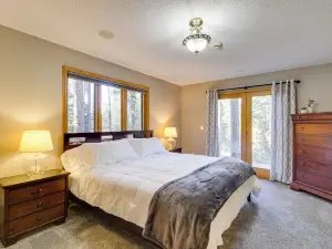Peaceful Hibbing Getaway: Heated Floors, Fire Pit!