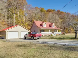 Lyles Peaceful Creekside Home Hot Tub and Fire Pit