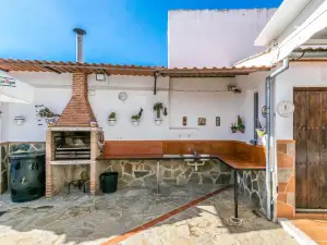 Awesome Home in Villanueva de Algaidas with Wifi, Outdoor Swimming Pool and 6 Bedrooms