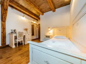 Casa Chitic - Hotel & Restaurant- STR Nicolae Balcescu 13