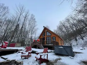 Joy's Chalet - Hot tub, Lake, and Peace.
