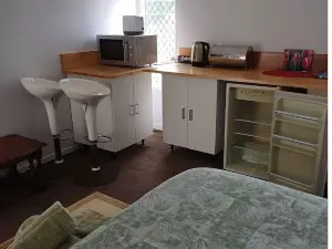 Room in Guest Room - Cozy Room with Separate Entrance and Ensuit Bathroom