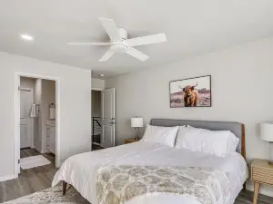 Pets Welcome: Newly Built Abode in Canyon!
