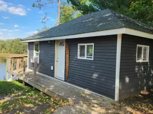 Muskie Cabin - Waterfront resort on Fremont Wolf River