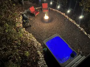 Upscale Shipping Container Cabin in the Woods of Red River Gorge-HOT TUB