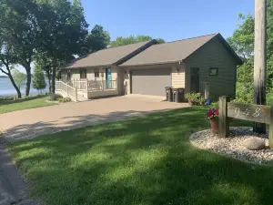 Stay in View of Madison: Beautiful, spacious home on Madison Lake