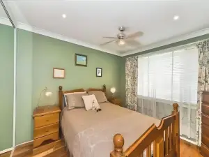 Cheerful 4 Bedrooms with Free Parking