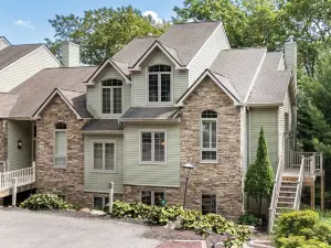 Highland Hideaway by Avantstay Group Poconos Retreat w/ Patio + Game Room