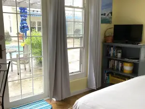 Pool House Studio In A Garden Setting + EV chargers