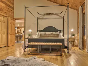 7 Mi to Ski Slopes Mars Hill Cabin with Hot Tub!