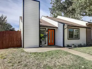 Stylish Allen Home Near Watters Creek Village