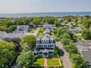 Luxury Beach Access and Elegant Design - Stunning Sea Captain's Haven