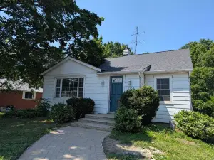 The Blue Door Retreat. Cottage style living in the city!!!