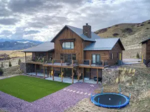 Spacious 5-bedroom cabin in McAllister with stunning views, very kid friendly!