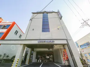 Seven Bricks Hotel