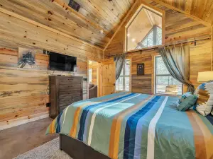 Bearfoot Lodge - Luxurious Cabin Perfect for Couples or Small Families 2 Bedroom Cabin by Redawning