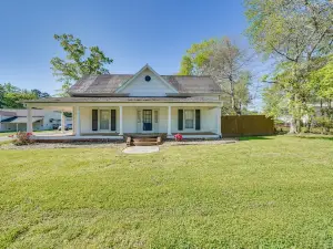 Vibrant + Stylish Family Home 16 Mi to Durham!
