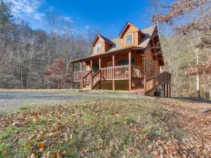 Wardensville Cabin w/ Hot Tub, Creek & Fire Pit!