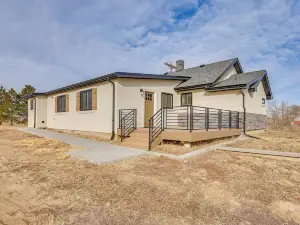 16 Mi to Paint Mines: Spacious Simla Home!