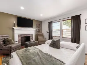 The Sweet Retreat Wheelchair Accessible Historic Home