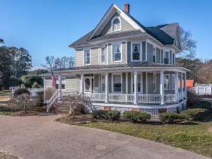 Historical Queen Anne on Main Street Reedville!