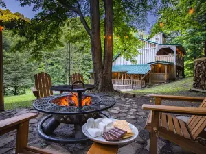 OFF GRID GETAWAY! BRING ATV..Mountain cabin close to New River Gorge.