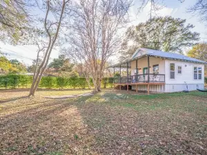 Knox Lakeside Cottage, 1 bedroom plus loft on Lake O' the Pines