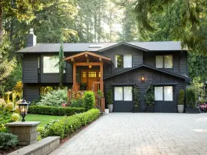 Rare Gem Fully Remodeled 6-bedroom house with WiFi, Sports Court, Large Backyard