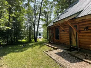 Cozy Log Cabin on the Water