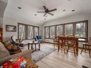 2 bedroom cabin near Sugar Lake 15 minutes from Grand Rapids. Very private