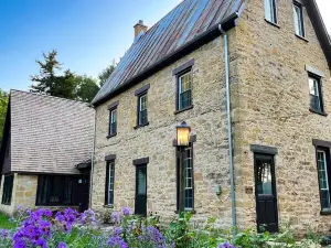 Brisbane House: Historic Stone House & Adjoining "Summer Kitchen" Bedrooms