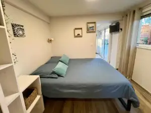 Studio with Private Car Park and Air Con