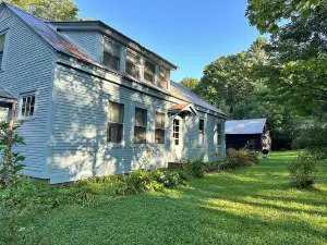 Beautiful Secluded Maple Corner Cottage Near Curtis Pond! Ski, Swim, Hike, Bike!