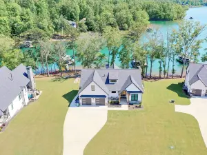 Brand New Construction 6Br/6BA Luxury Lakefront. Flat Lot/Firepit/Pool Table!