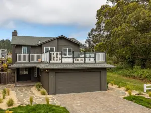 Seaside Home: Modern Retreat with Breathtaking Views and Beachside Charm